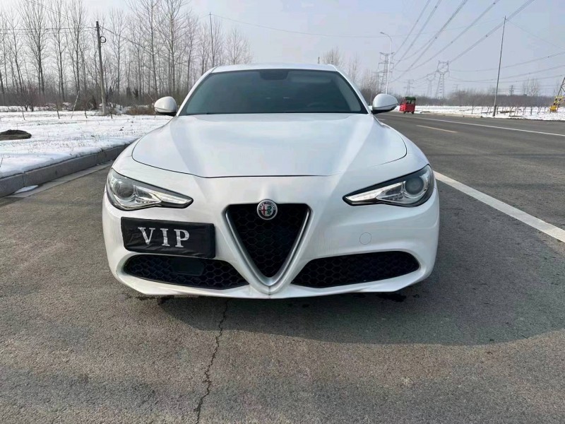 青岛17年阿尔法·罗密欧Giulia1