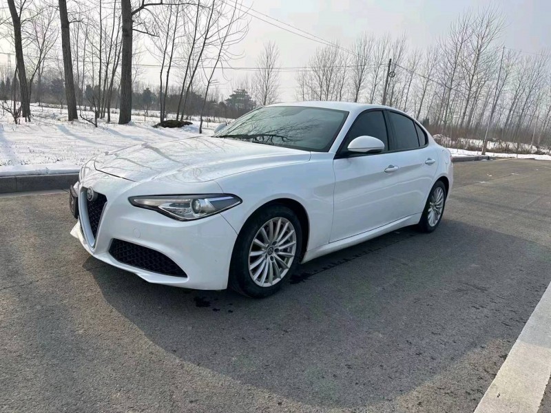 青岛17年阿尔法·罗密欧Giulia9