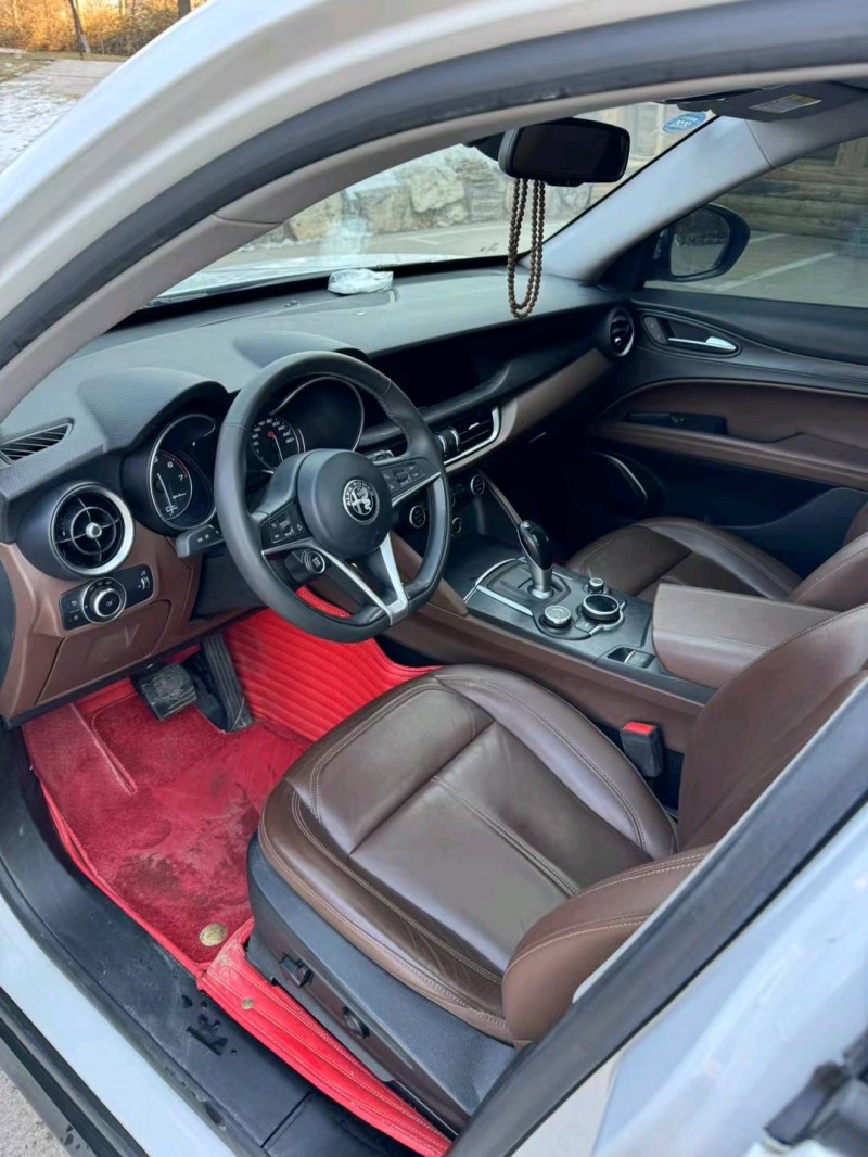 邢台19年阿尔法·罗密欧Stelvio5