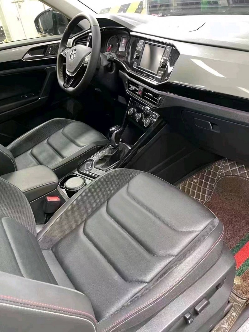 成都20年大众探岳8