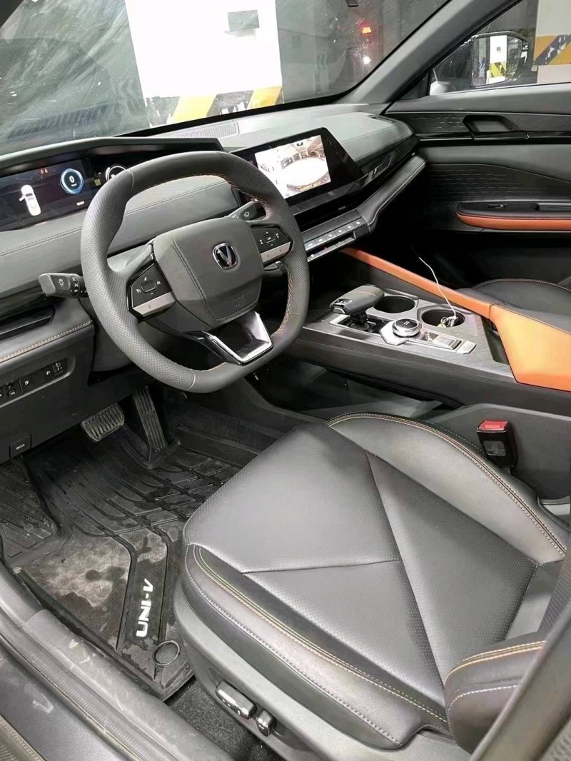 成都23年长安汽车UNI-V5