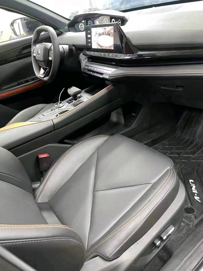 成都23年长安汽车UNI-V7