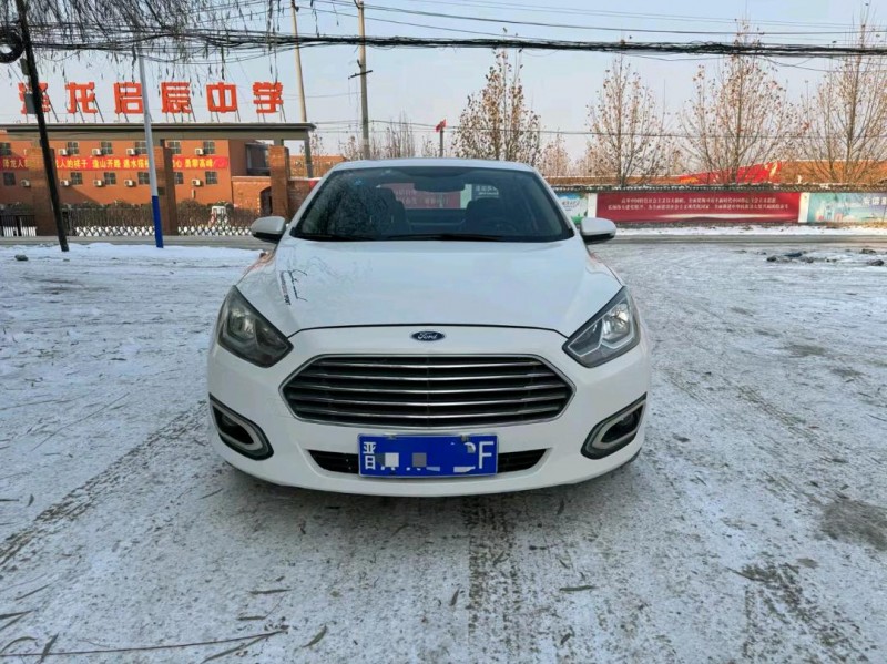 保定15年福特福睿斯1