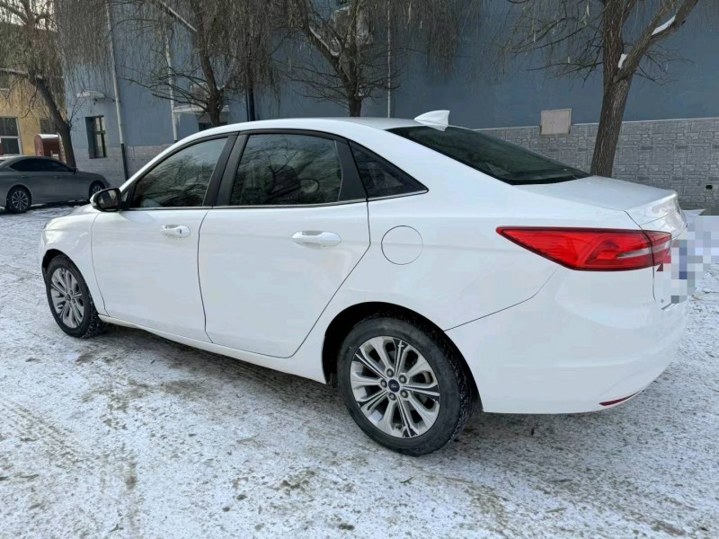 保定15年福特福睿斯5