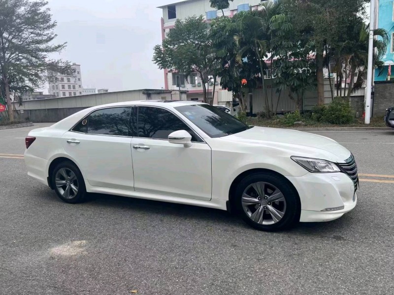 汕头17年丰田皇冠2