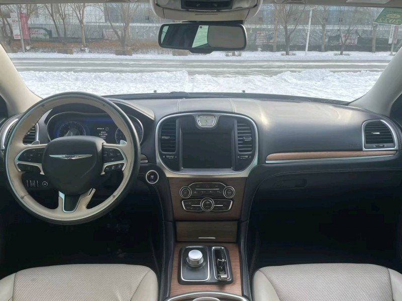 沈阳16年克莱斯勒300C5