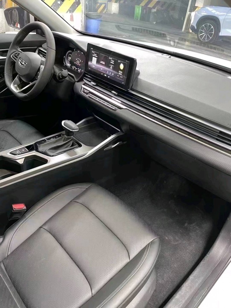 成都22年吉利帝豪8