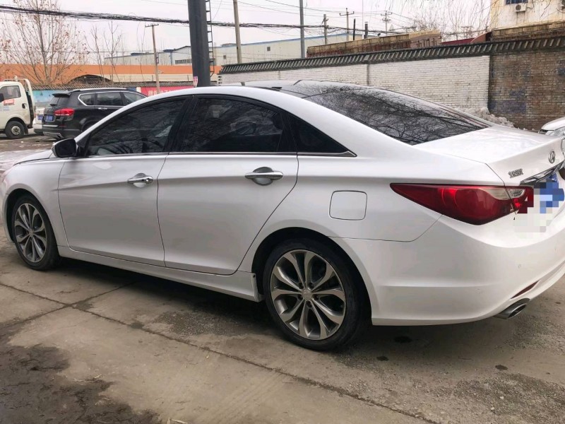 保定13年现代索纳塔八4