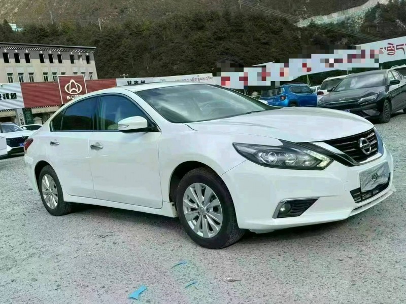 成都18年日产天籁3