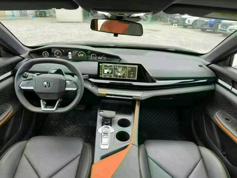 成都23年长安汽车UNI-V6