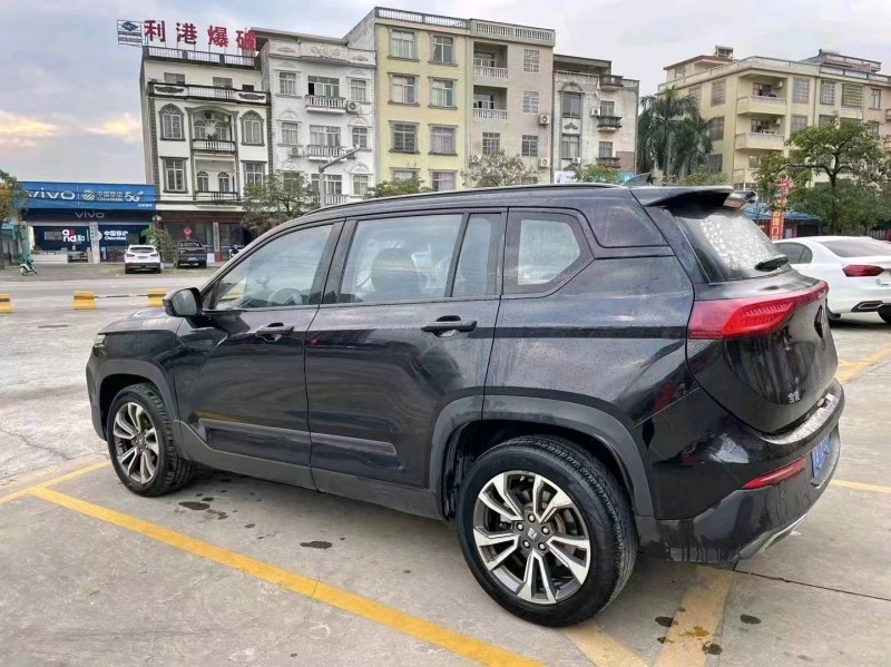 廈門19年寶駿RS57