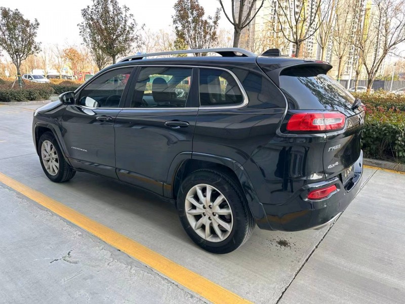 济宁18年Jeep自由光7