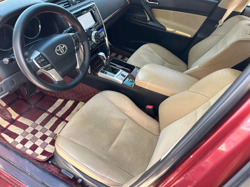 济宁14年丰田锐志4