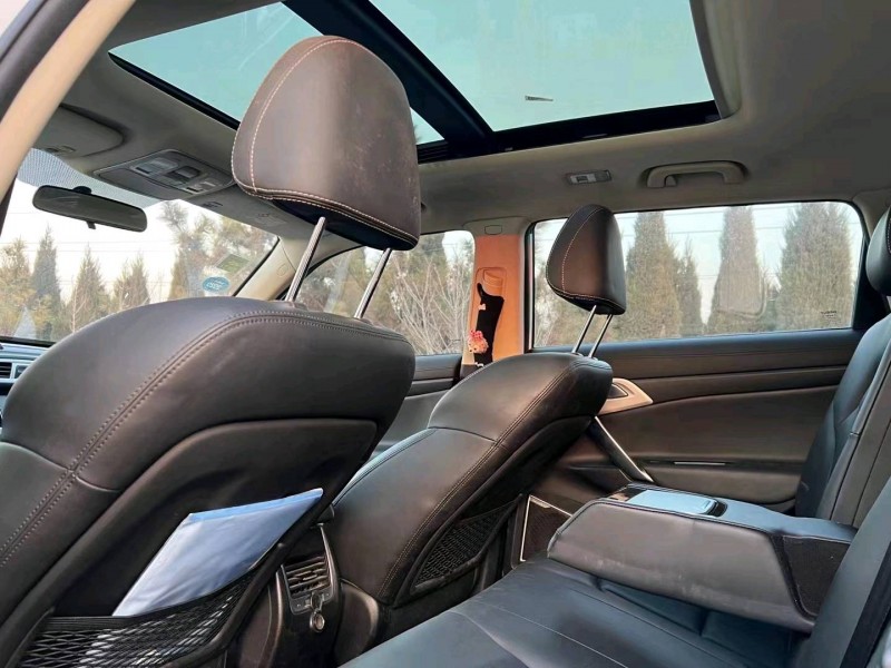 济宁17年吉利博越5