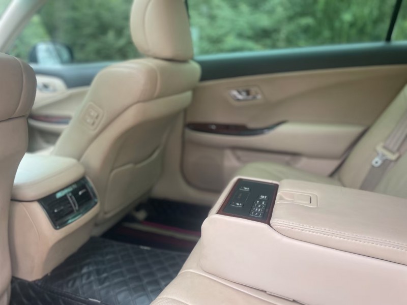 济宁11年丰田皇冠5