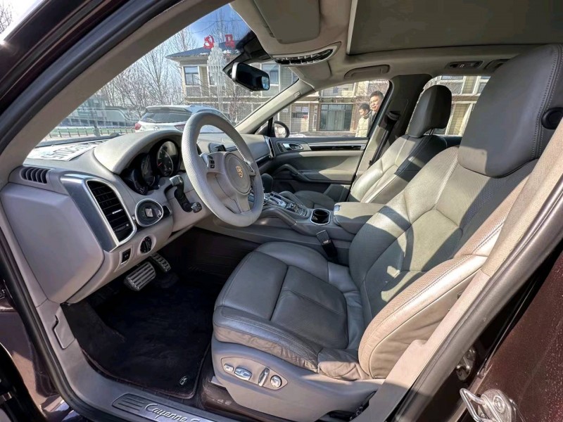 济南12年保时捷卡宴7