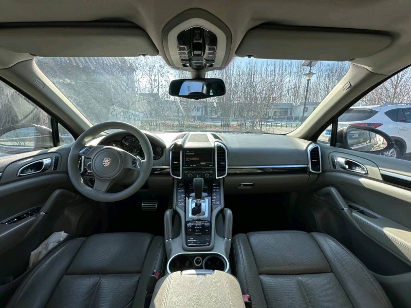 济南12年保时捷卡宴8