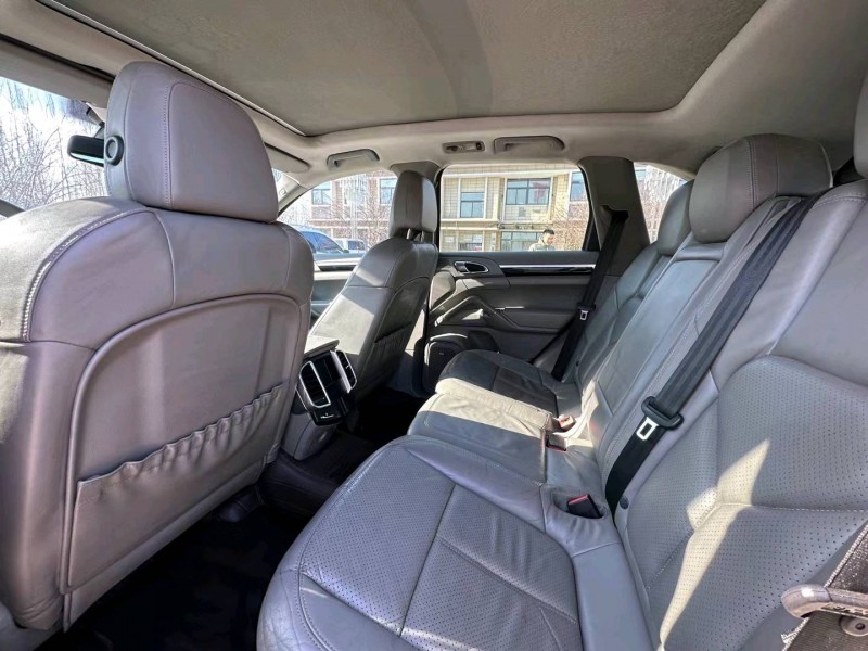 济南12年保时捷卡宴9