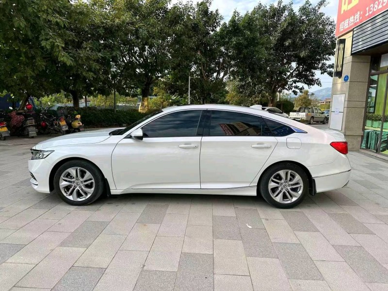 深圳21年本田雅阁4