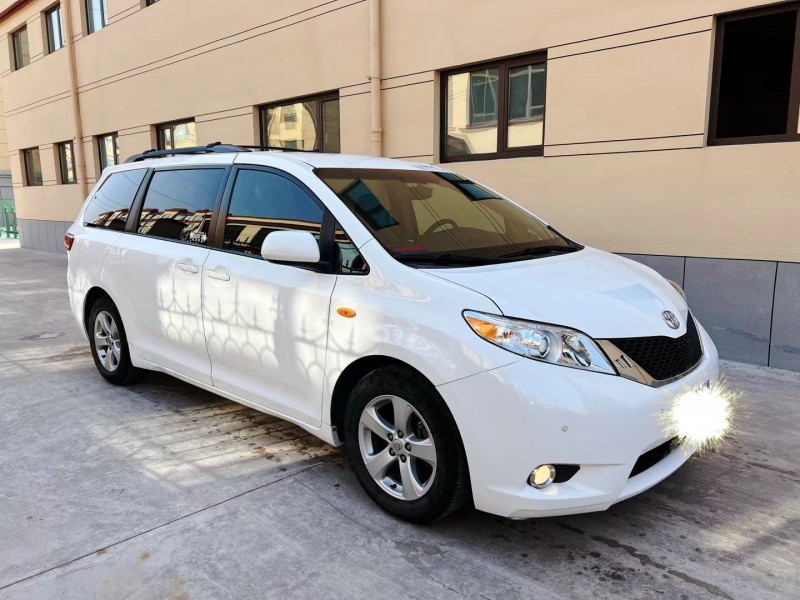 潍坊15年丰田塞纳2