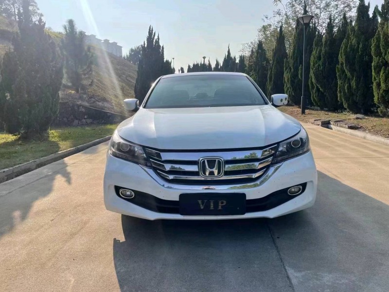 深圳15年本田雅阁1