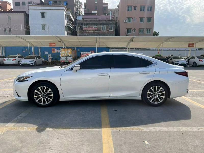 广州22年雷克萨斯ES3