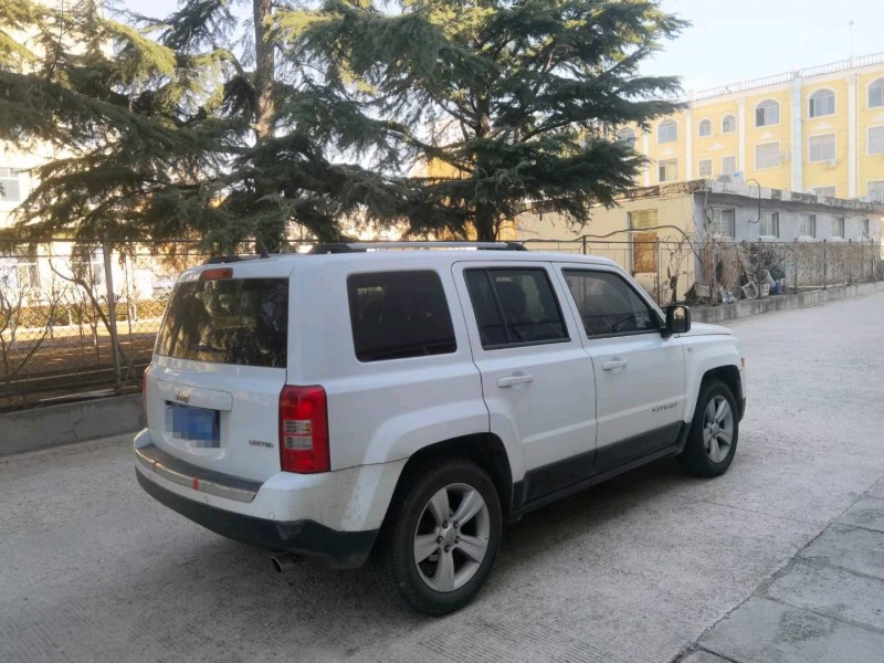 泰安14年Jeep自由客2