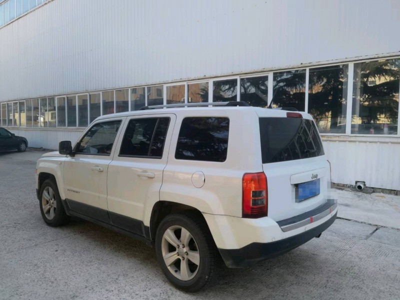 泰安14年Jeep自由客4