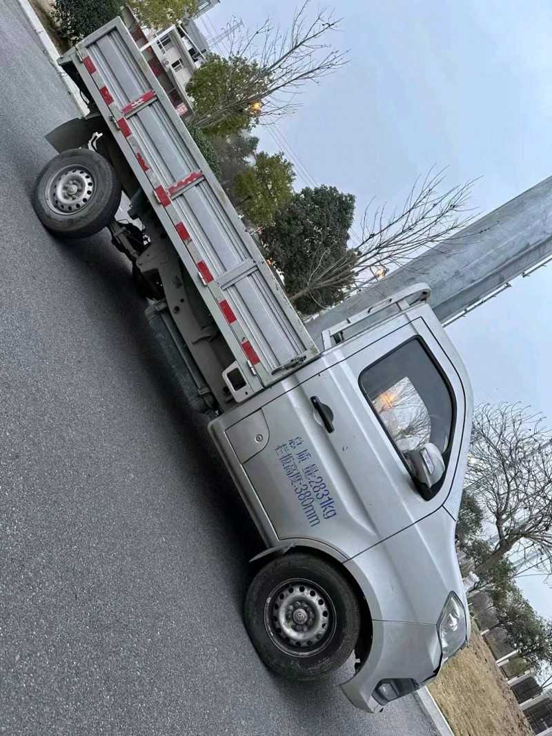 成都19年长安汽车新豹MINI2