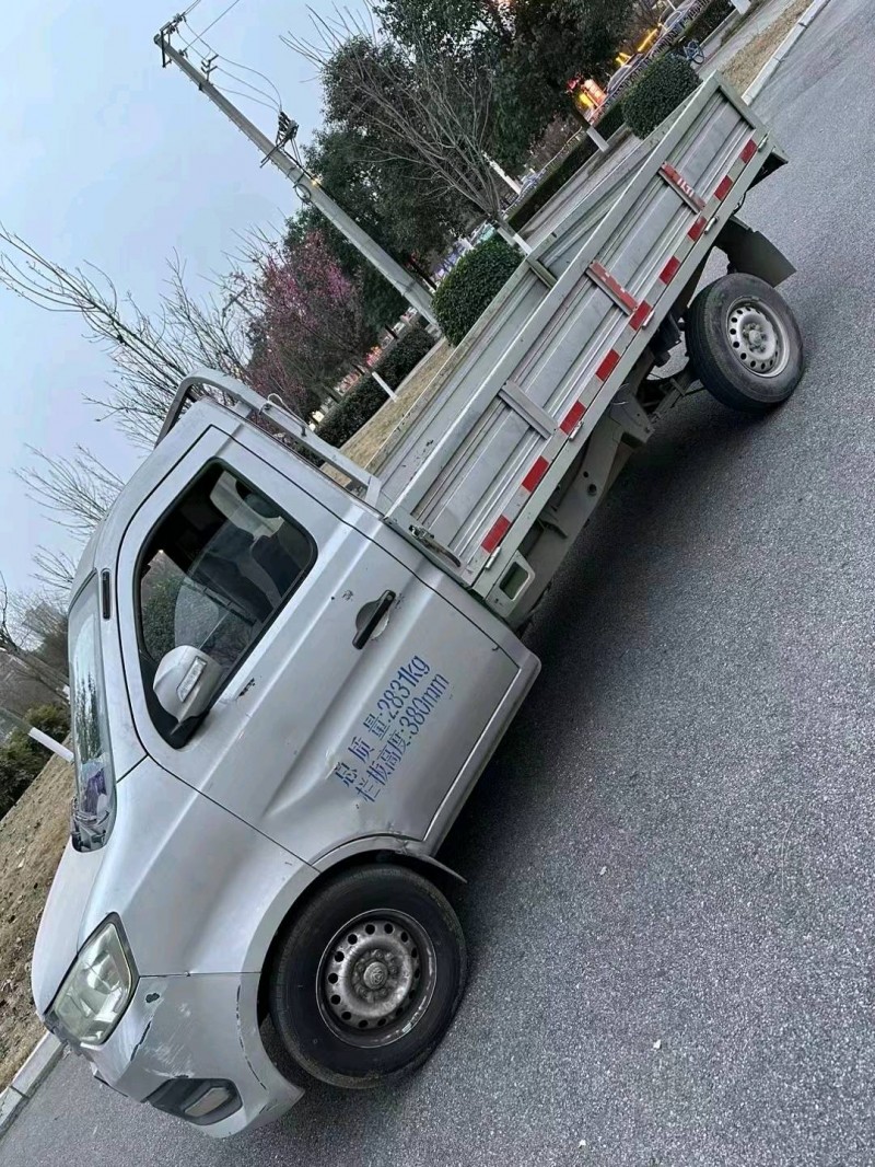 成都19年长安汽车新豹MINI3