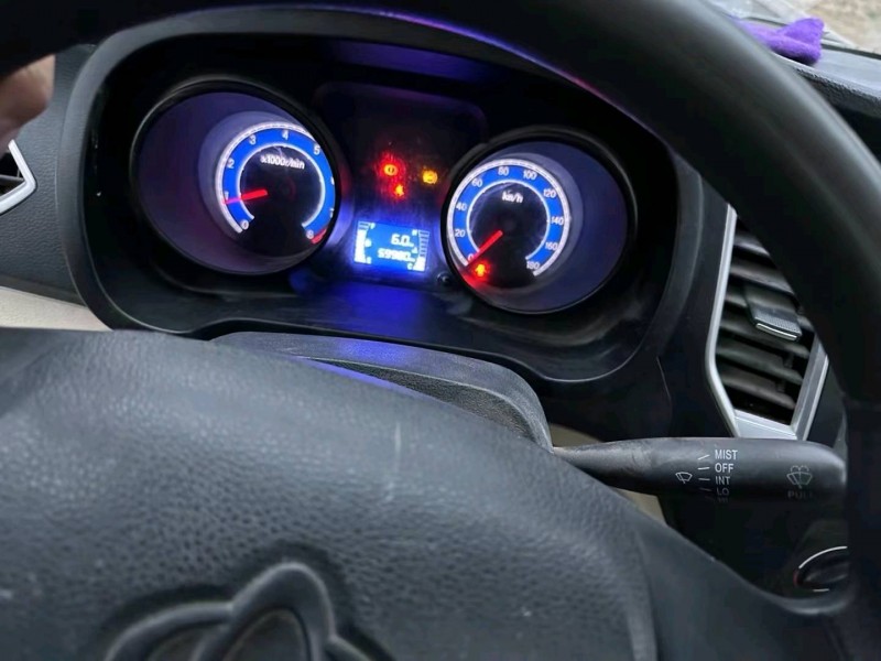 成都19年长安汽车新豹MINI5