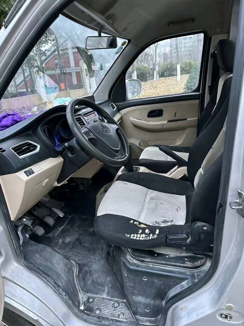 成都19年长安汽车新豹MINI6