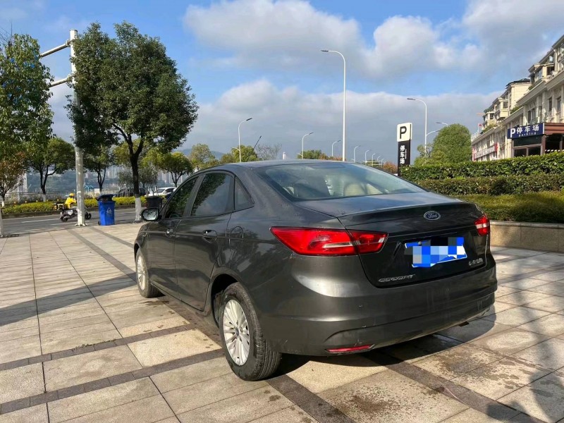 重庆15年福特福克斯5