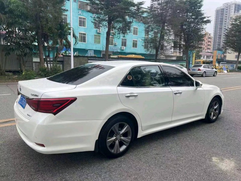 汕头17年丰田皇冠5
