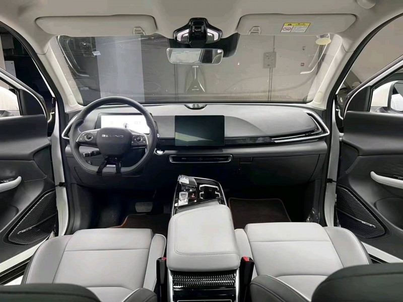 成都23年北汽制造魔方8