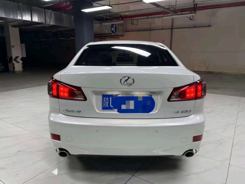 成都12年雷克萨斯IS8