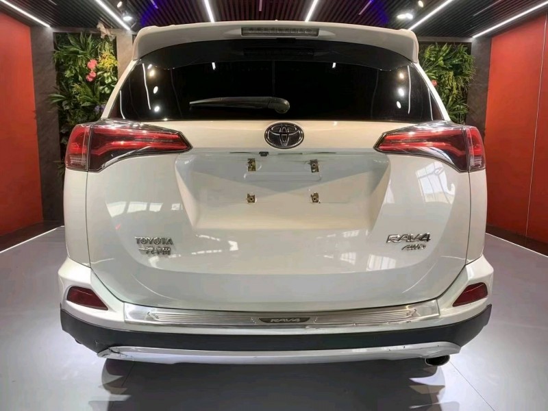 襄阳19年丰田RAV44