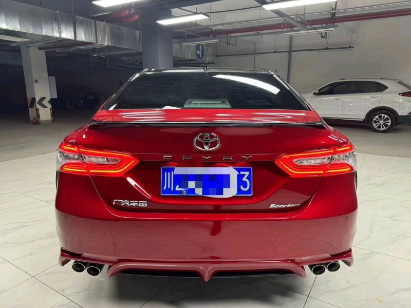 成都22年丰田凯美瑞8