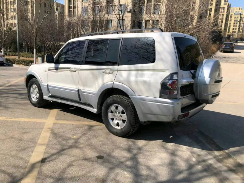 东营10年三菱帕杰罗5