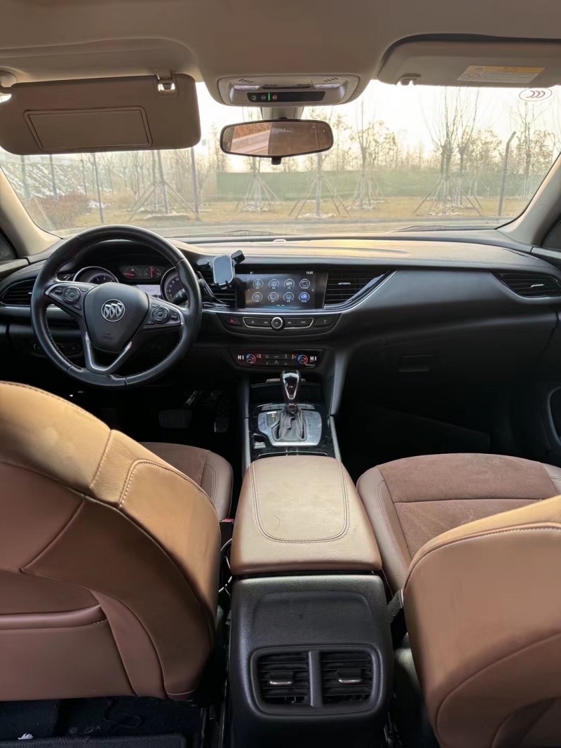 济宁18年别克君威7