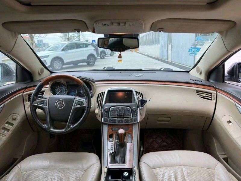 珠海12年别克君越9