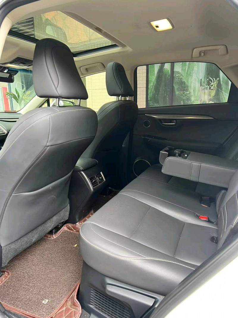 中山18年雷克萨斯NX7