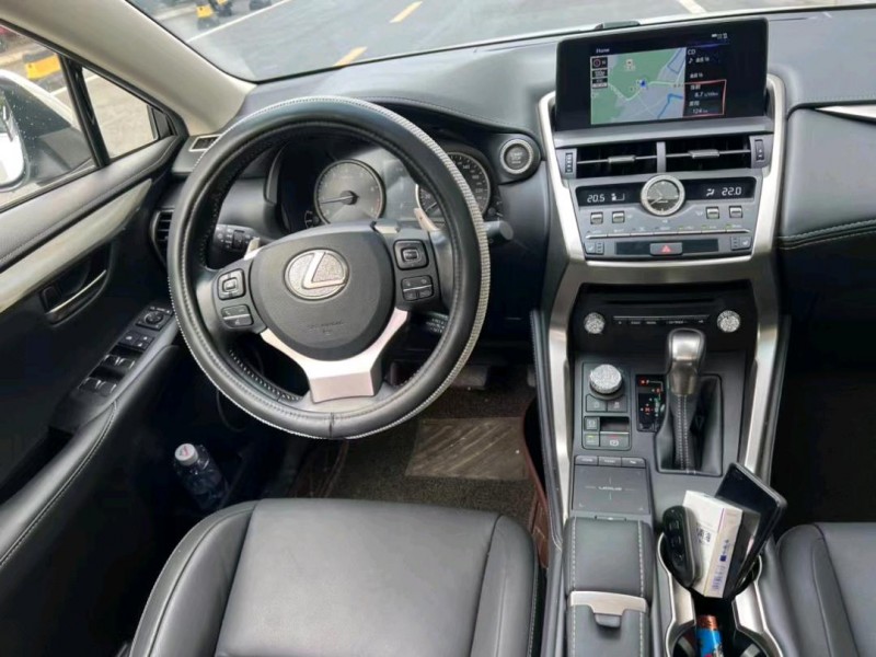 中山18年雷克萨斯NX8