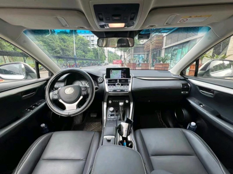 中山18年雷克萨斯NX9