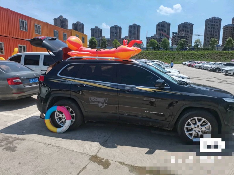 自貢16年Jeep自由光1