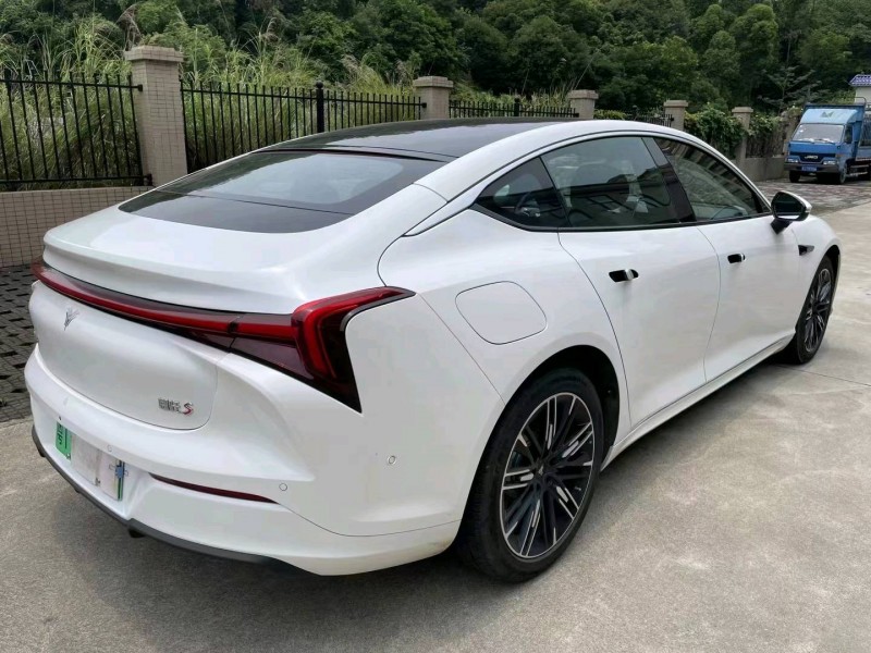 中山23年哪吒S8