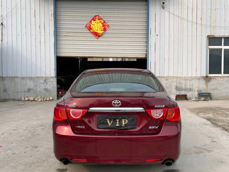 济宁12年丰田锐志9