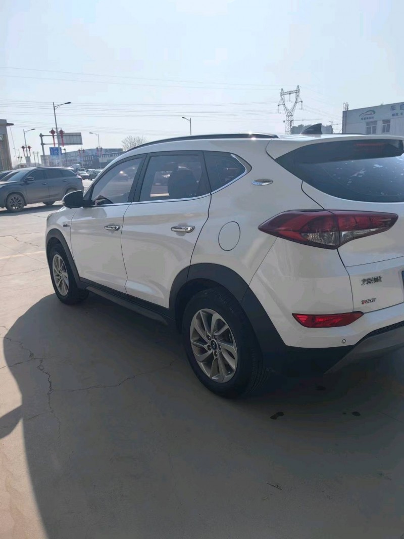 保定17年现代途胜8