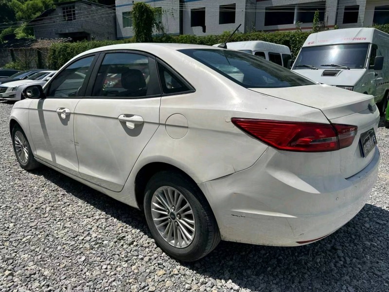 重庆18年福特福睿斯5