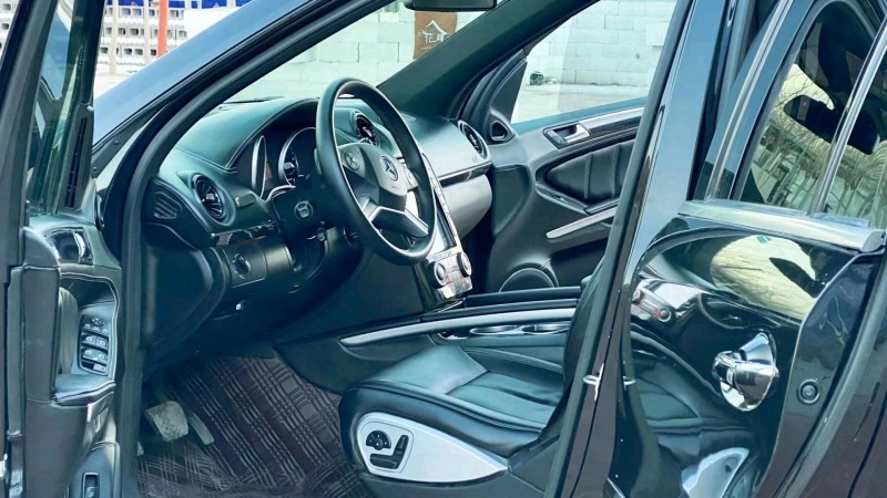 保定12年奔驰GL8